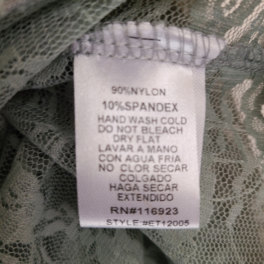 Lace poncho with cold shoulders. - Picture 5 of 8